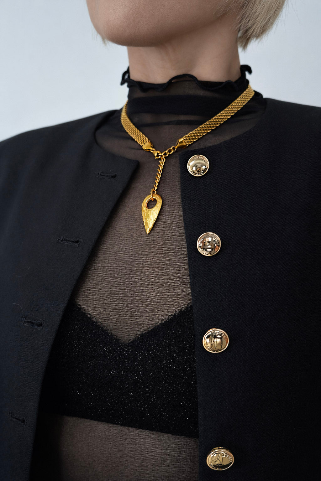 Statement χρυσό κολιέ από ατσάλι με λεπτή αλυσίδα και κρεμαστό charm σε σχήμα δακρύου φορεμένο