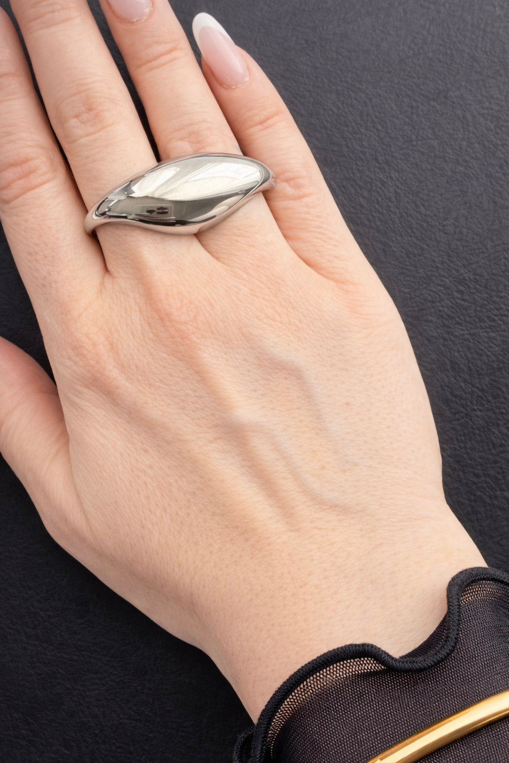 Γυναικείο statement διπλό δαχτυλίδι από ατσάλι σε ασημί χρώμα με minimal σχεδιασμό φορεμένο