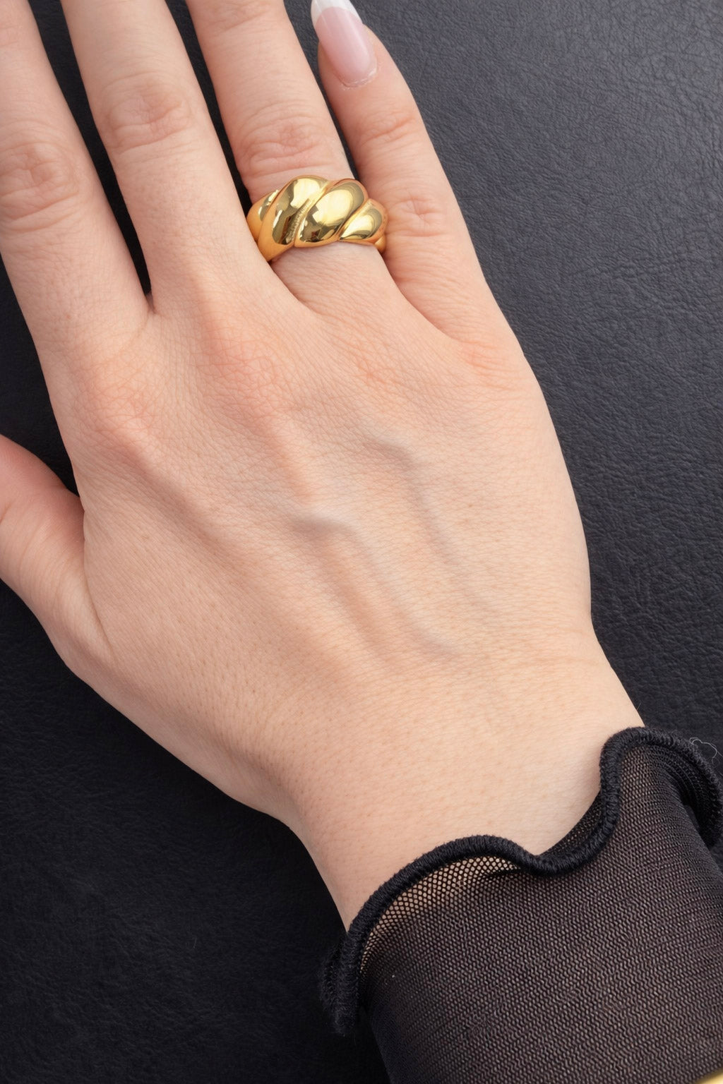Γυναικείο δαχτυλίδι band από ατσάλι σε χρυσό με συνδεδεμένες καμπύλες φόρμες σε χέρι