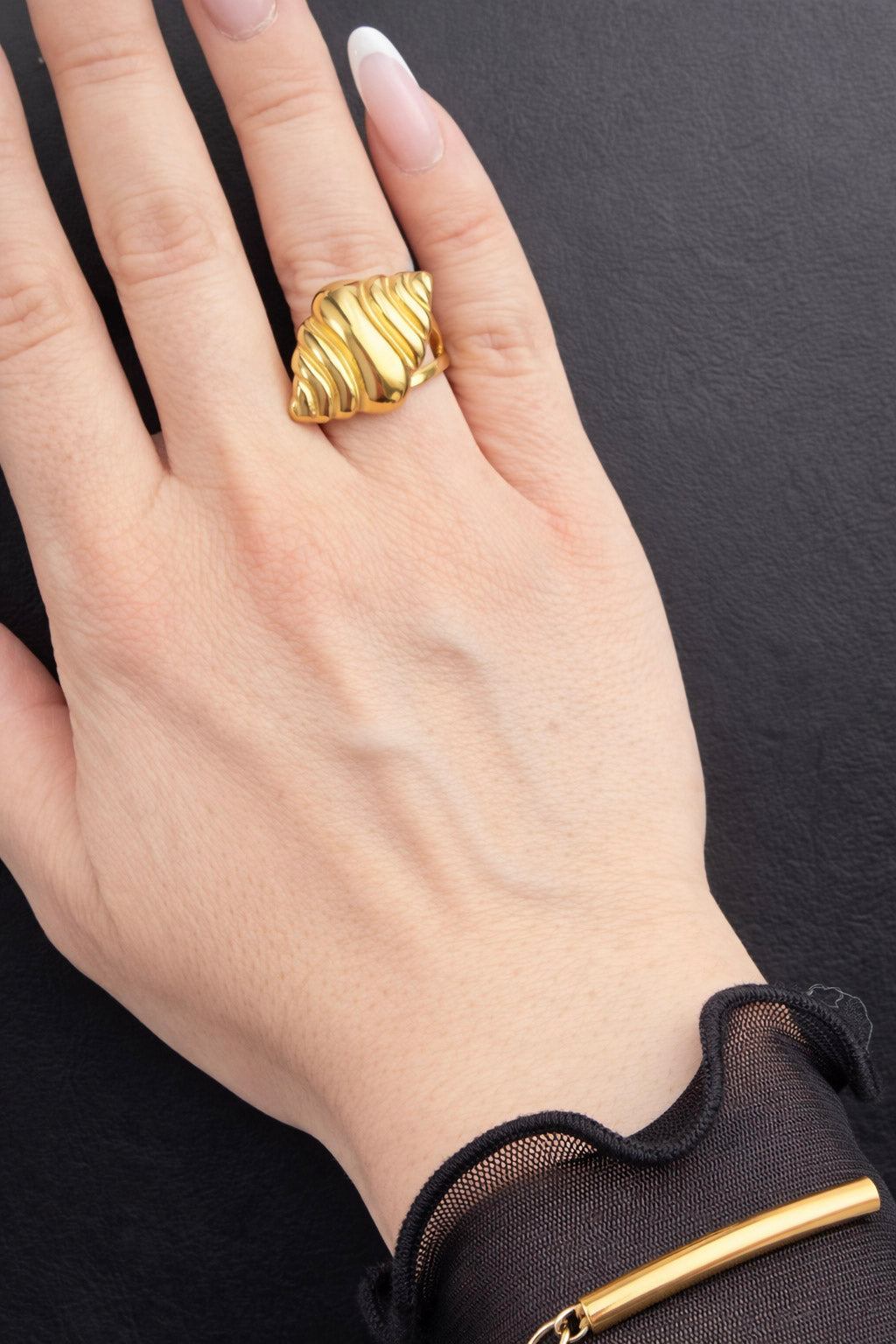 Γυναικείο ανοιγόμενο statement δαχτυλίδι από ατσάλι σε χρυσό με στρωτές καμπύλες on hand