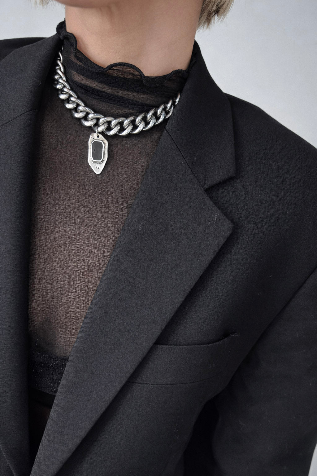Γυναικείο κολιέ αλυσίδα από ατσάλι σε ασημί τόνο με μαύρη πέτρα styling