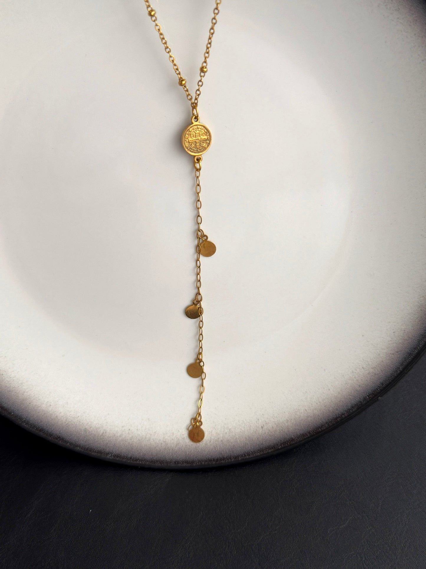 Γυναικείο κολιέ από ατσάλι σε χρυσό με λεπτή αλυσίδα και minimal close up