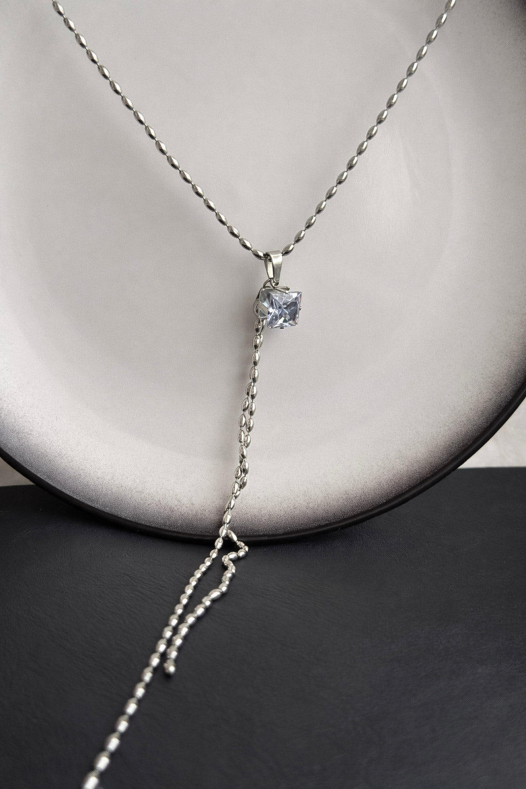 Γυναικείο ατσάλινο κολιέ σε ασημί χρώμα με σχέδιο γραβάτα και minimal luxury αισθητική για κομψές εμφανίσεις