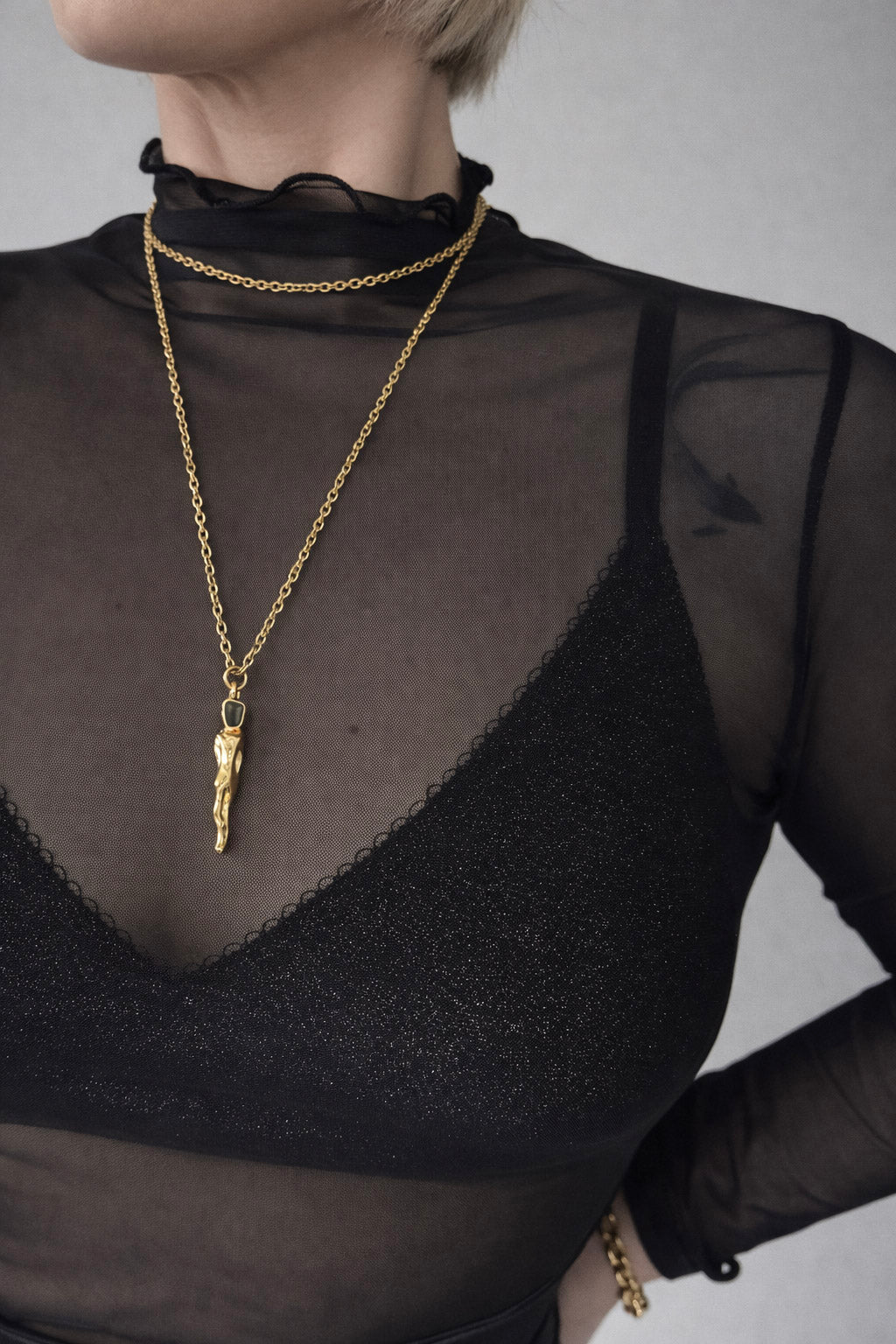 Γυναικείο κολιέ με μοτίφ horn και μαύρο σμάλτο από ατσάλι σε χρυσό φορεμένο διπλό στον λαιμό