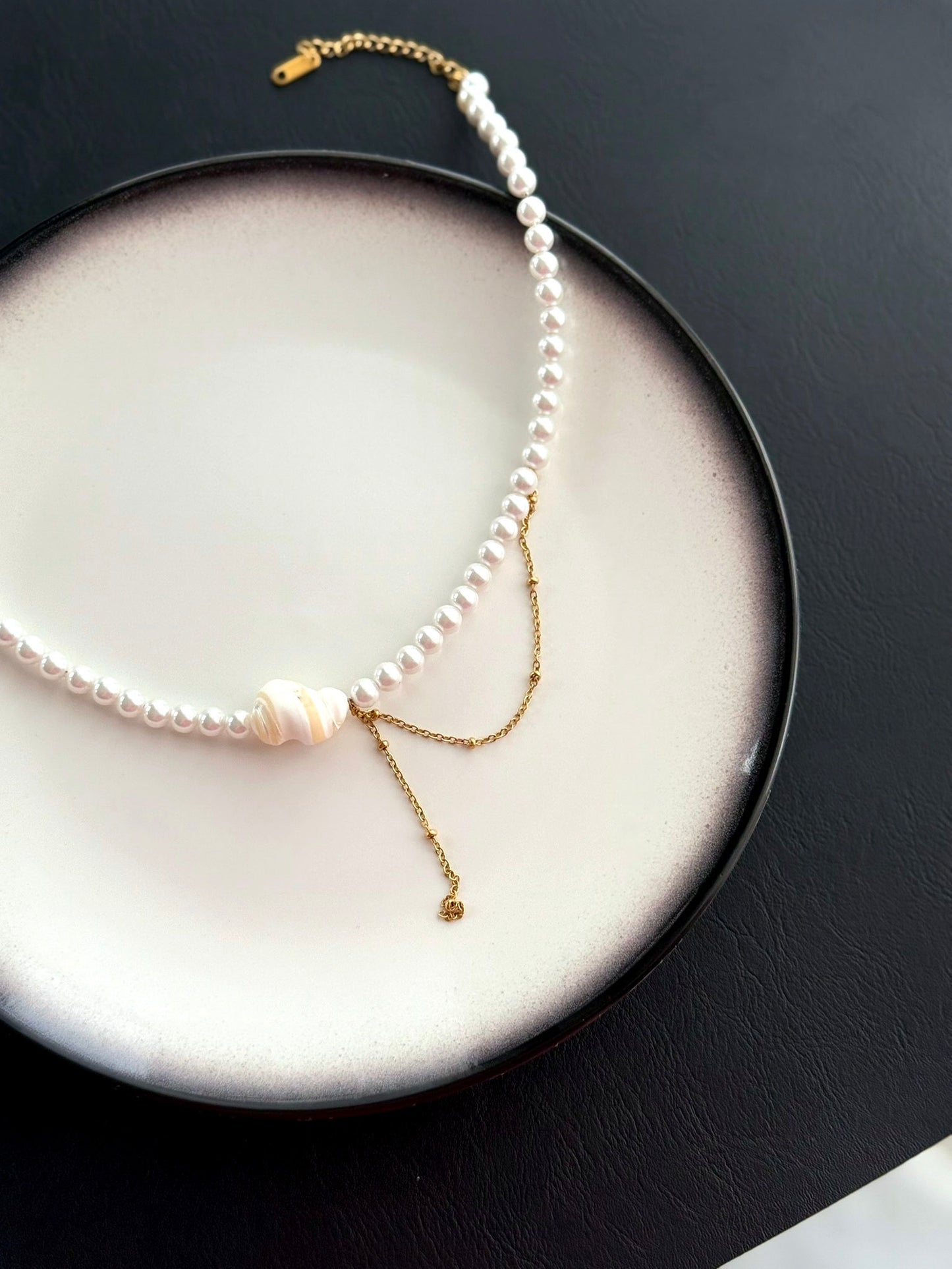 Γυναικείο κολιέ με πέρλες, κοχύλι και κρεμαστή αλυσίδα από ατσάλι σε χρυσό