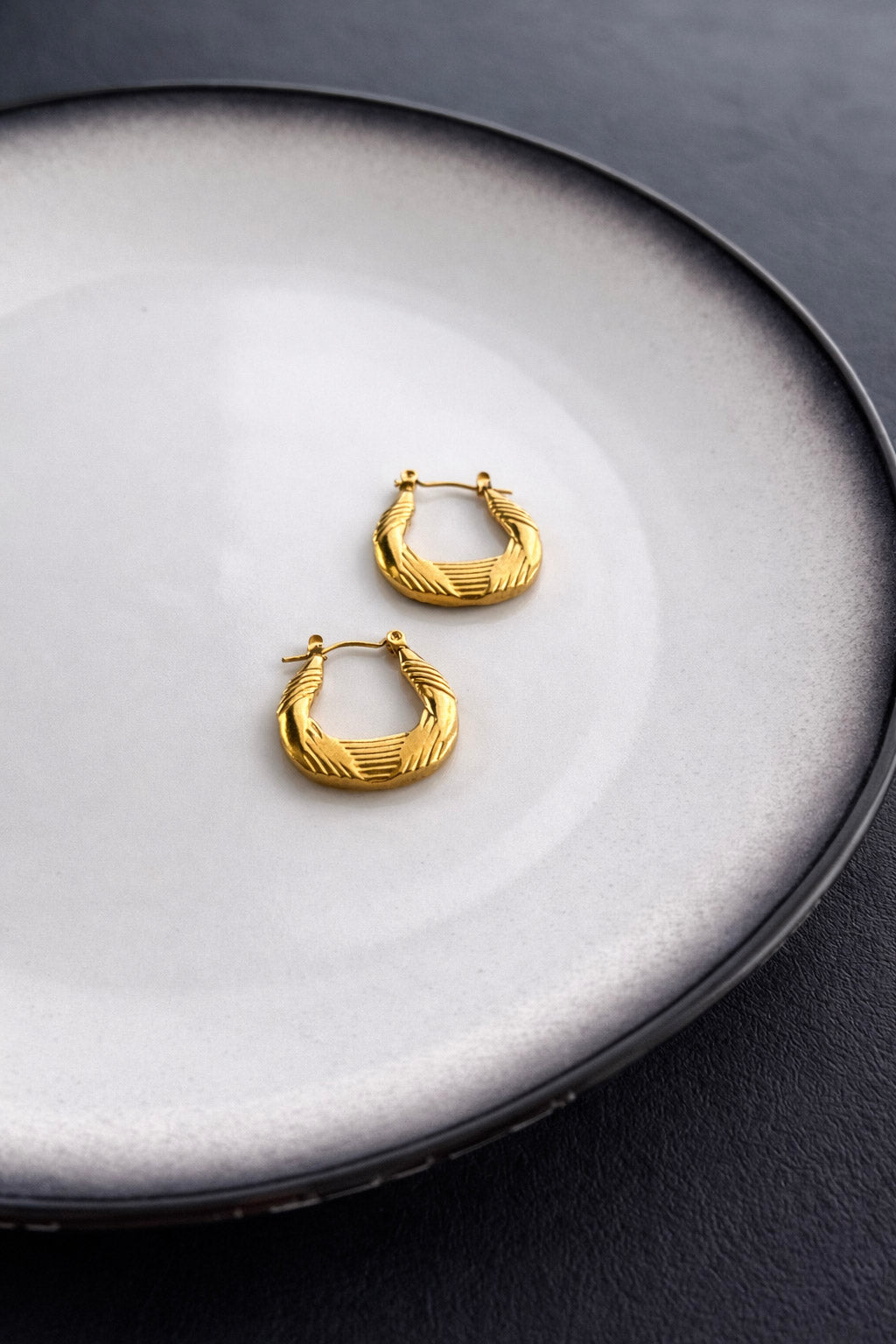 Γυναικεία σκουλαρίκια κρίκοι από ατσάλι χρυσό με ανάγλυφη χαραγμένη υφή