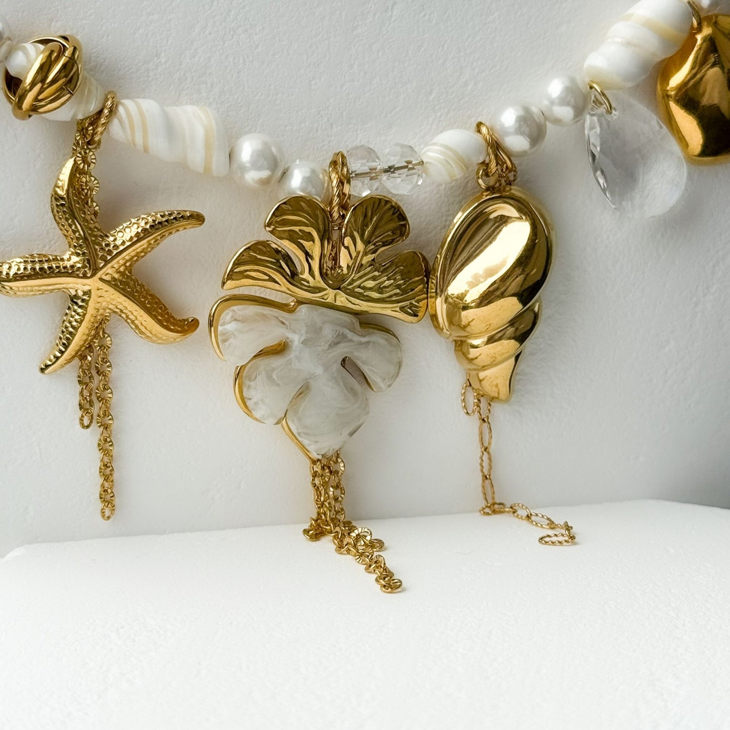 Γυναικείο seaside inspired κολιέ με layered charms κοχύλι αστερία και pearl στοιχεία για summer looks