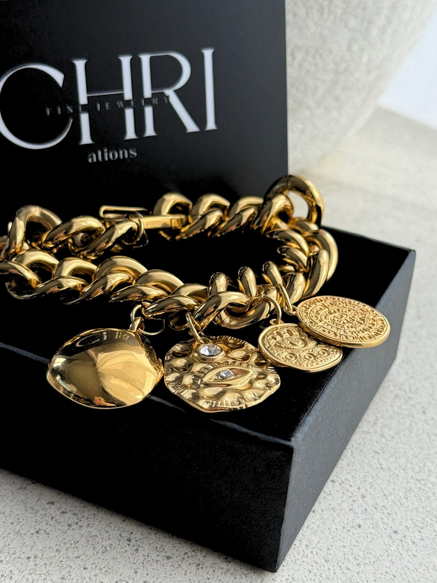 Statement γυναικείο βραχιόλι από ατσάλι σε χρυσό χρώμα με πολλαπλά κυκλικά στοιχεία και χοντρή αλυσίδα