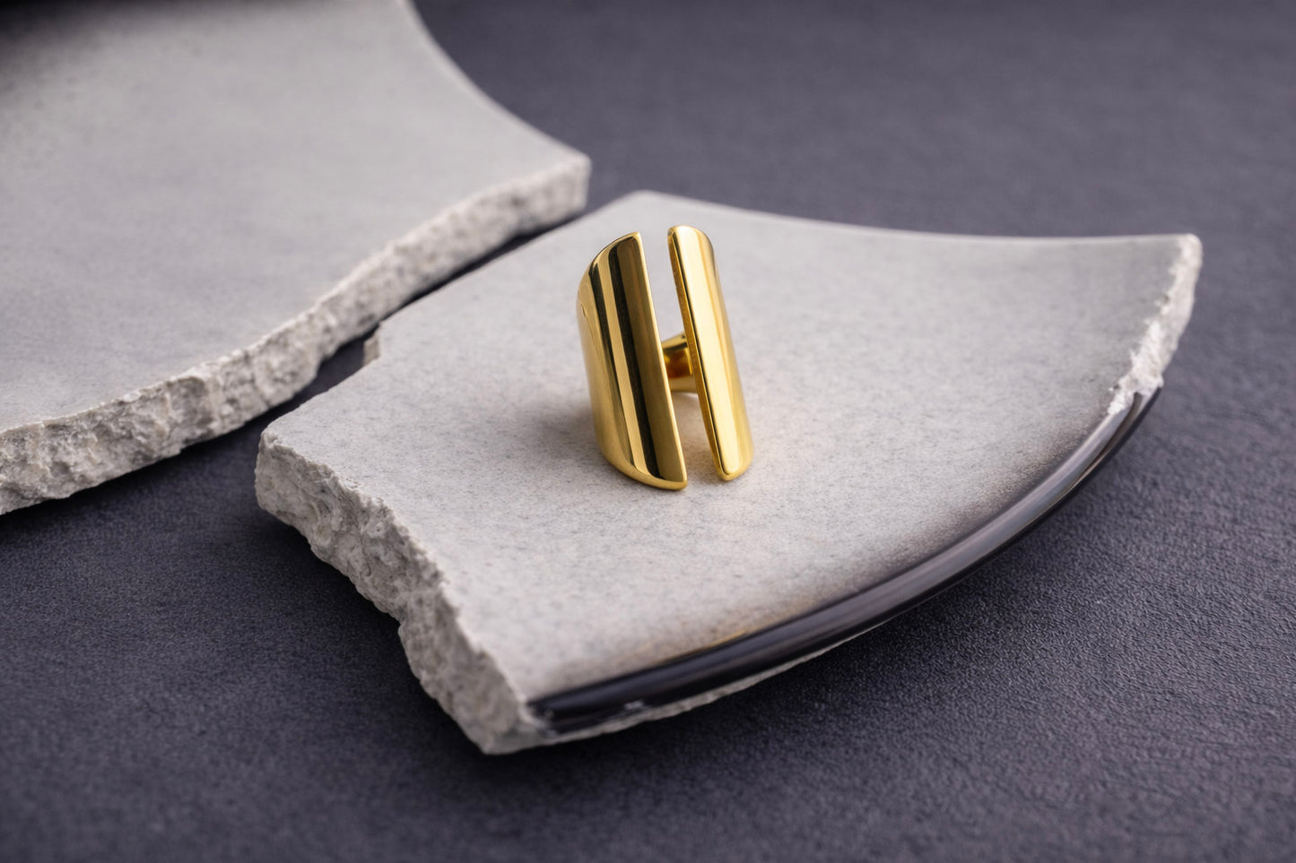 Γυναικείο statement δαχτυλίδι από ατσάλι σε χρυσό χρώμα με minimal γεωμετρικό design