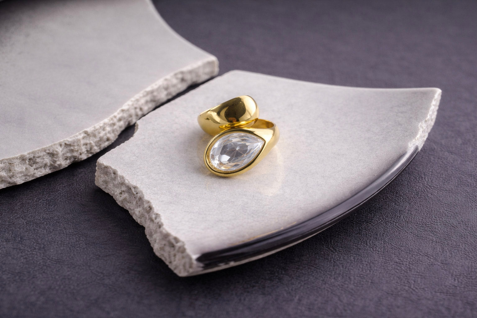 Γυναικείο δαχτυλίδι από ατσάλι σε χρυσό χρώμα με πέτρα ζιργκόν