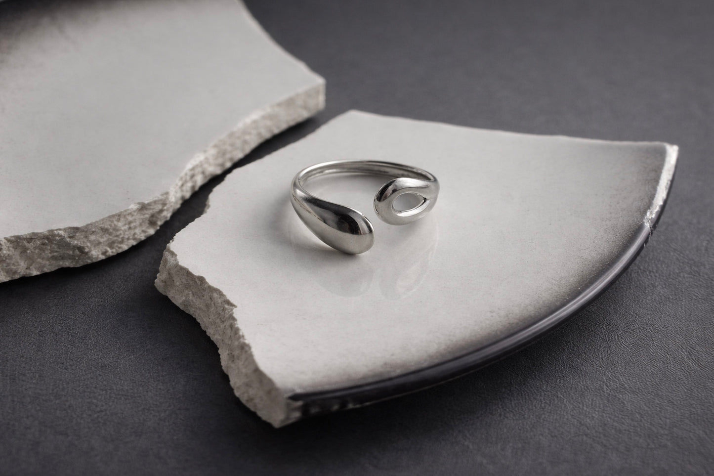 Γυναικείο ανοιχτό δαχτυλίδι minimal από ατσάλι σε ασημί με οργανική φόρμα
