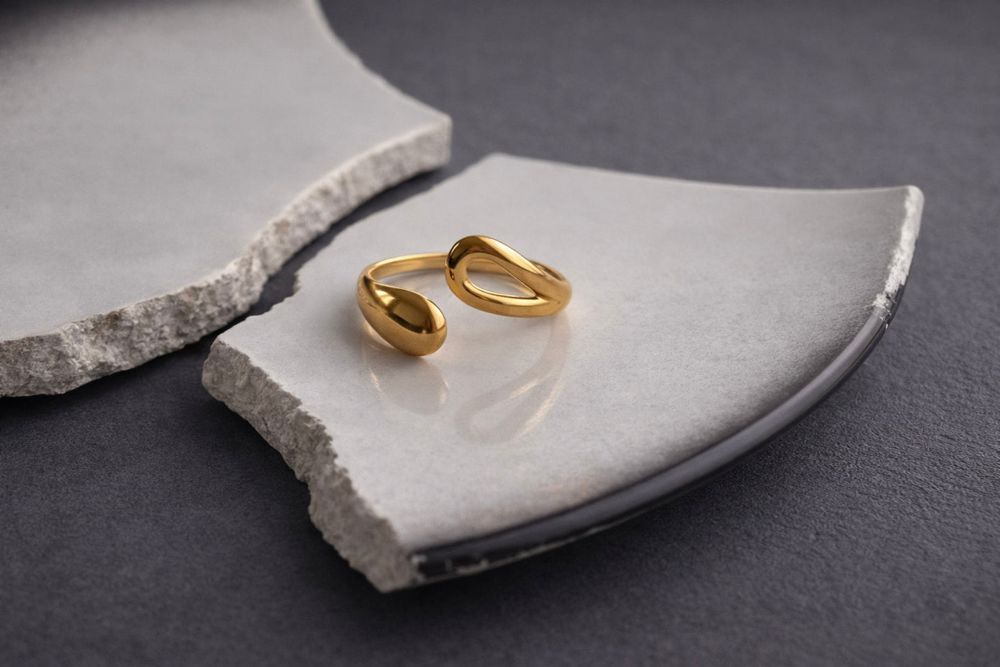 Γυναικείο ανοιχτό δαχτυλίδι minimal από ατσάλι σε χρυσό με οργανική φόρμα

