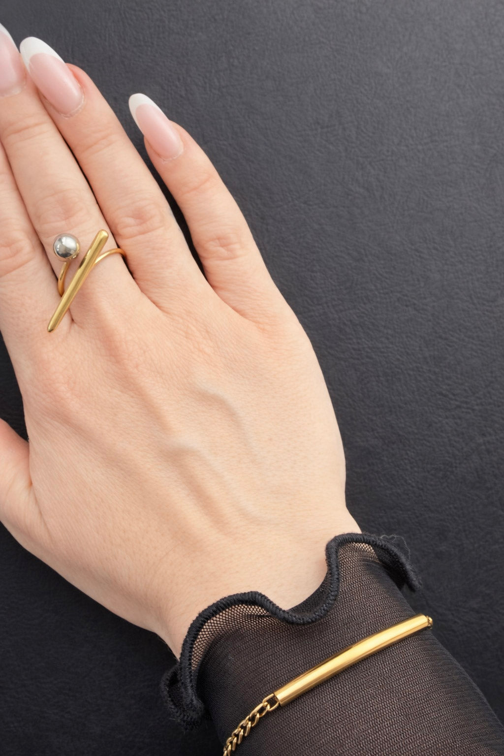 Γυναικείο statement δαχτυλίδι από ατσάλι σε χρυσό χρώμα με γεωμετρικά στοιχεία σε χέρι