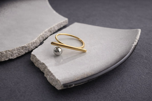 Γυναικείο statement δαχτυλίδι από ατσάλι σε χρυσό χρώμα με γεωμετρικά στοιχεία