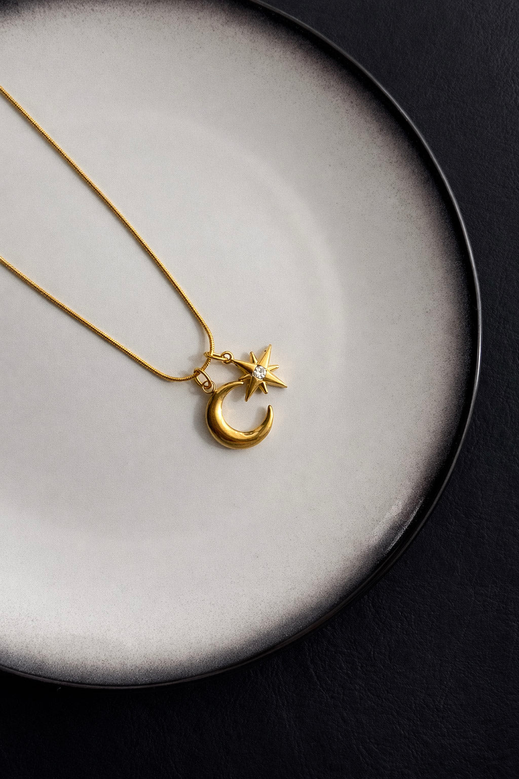Γυναικείο κολιέ από ατσάλι σε χρυσό με στοιχεία φεγγάρι αστέρι και ζιργκόν