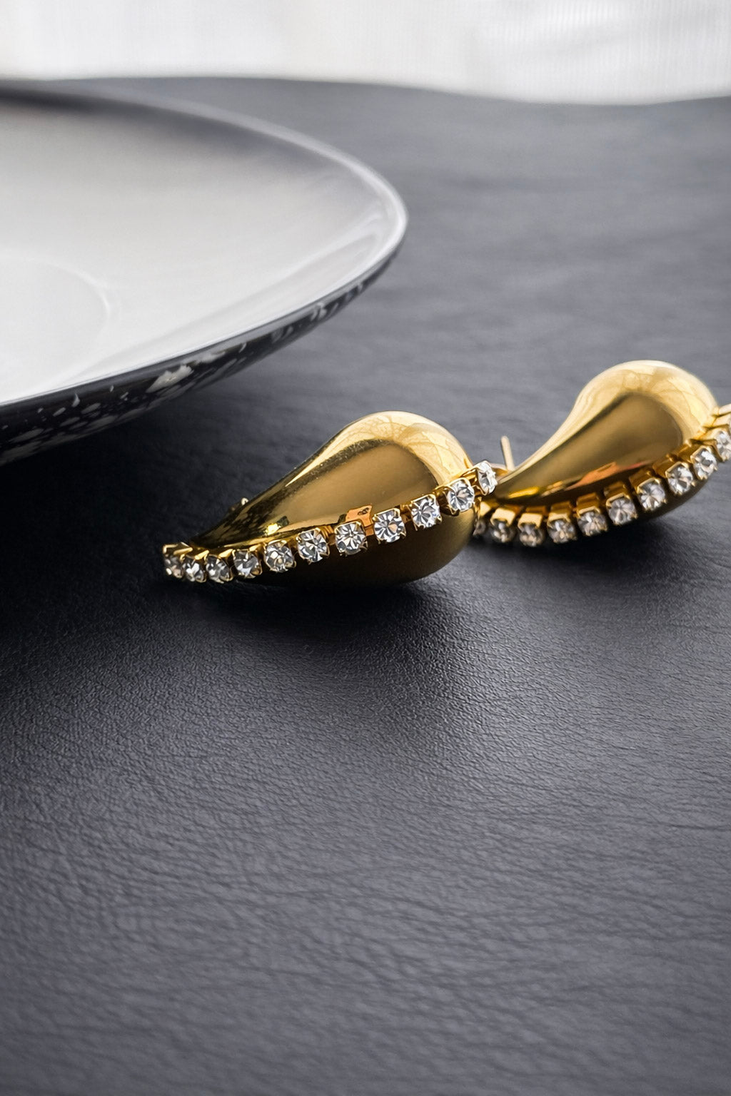 Γυναικεία σκουλαρίκια statement από ατσάλι σε χρυσό με ζιργκόν
