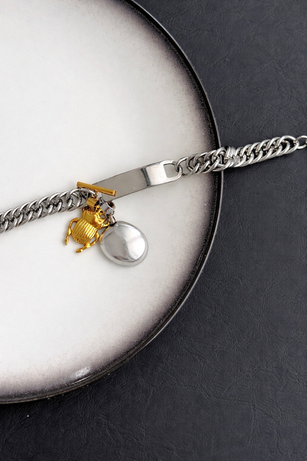 Γυναικείο statement βραχιόλι από ατσάλι σε ασημί χρώμα με χοντρή αλυσίδα και δίχρωμα στοιχεία details 