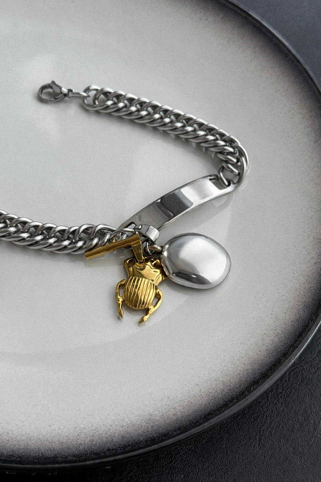 Γυναικείο statement βραχιόλι από ατσάλι σε ασημί χρώμα με χοντρή αλυσίδα και δίχρωμα στοιχεία 