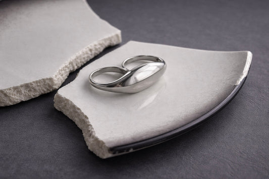 Γυναικείο statement διπλό δαχτυλίδι από ατσάλι σε ασημί χρώμα με minimal σχεδιασμό