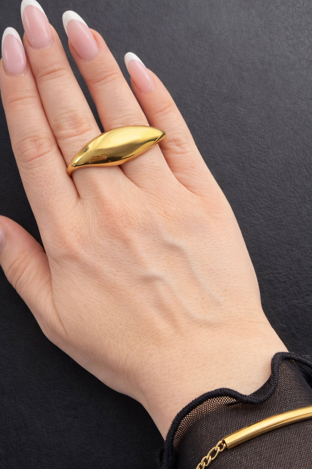 Γυναικείο statement διπλό δαχτυλίδι από ατσάλι σε χρυσό χρώμα με minimal σχεδιασμό φορεμένο