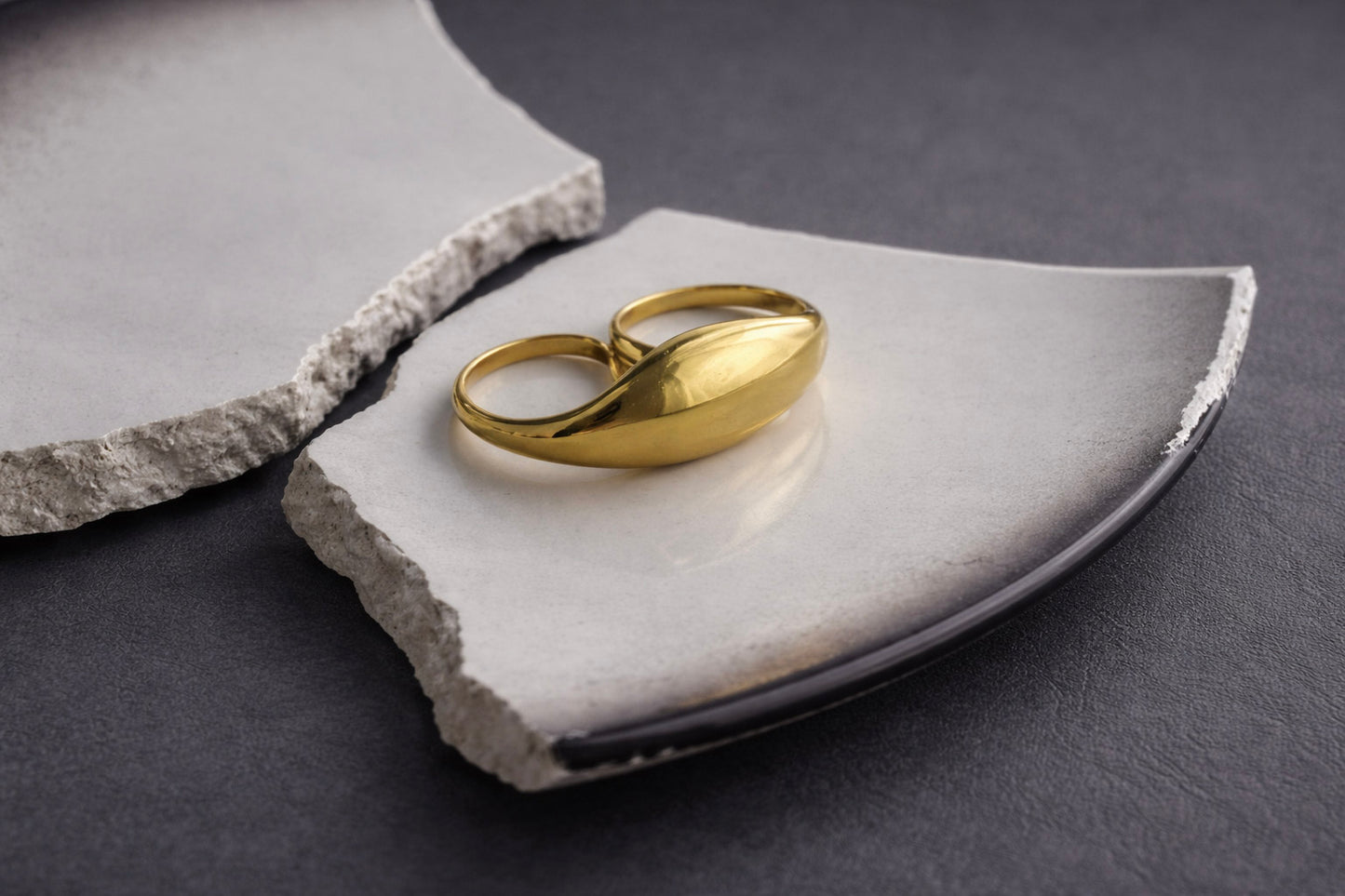 Γυναικείο statement διπλό δαχτυλίδι από ατσάλι σε χρυσό χρώμα με minimal σχεδιασμό