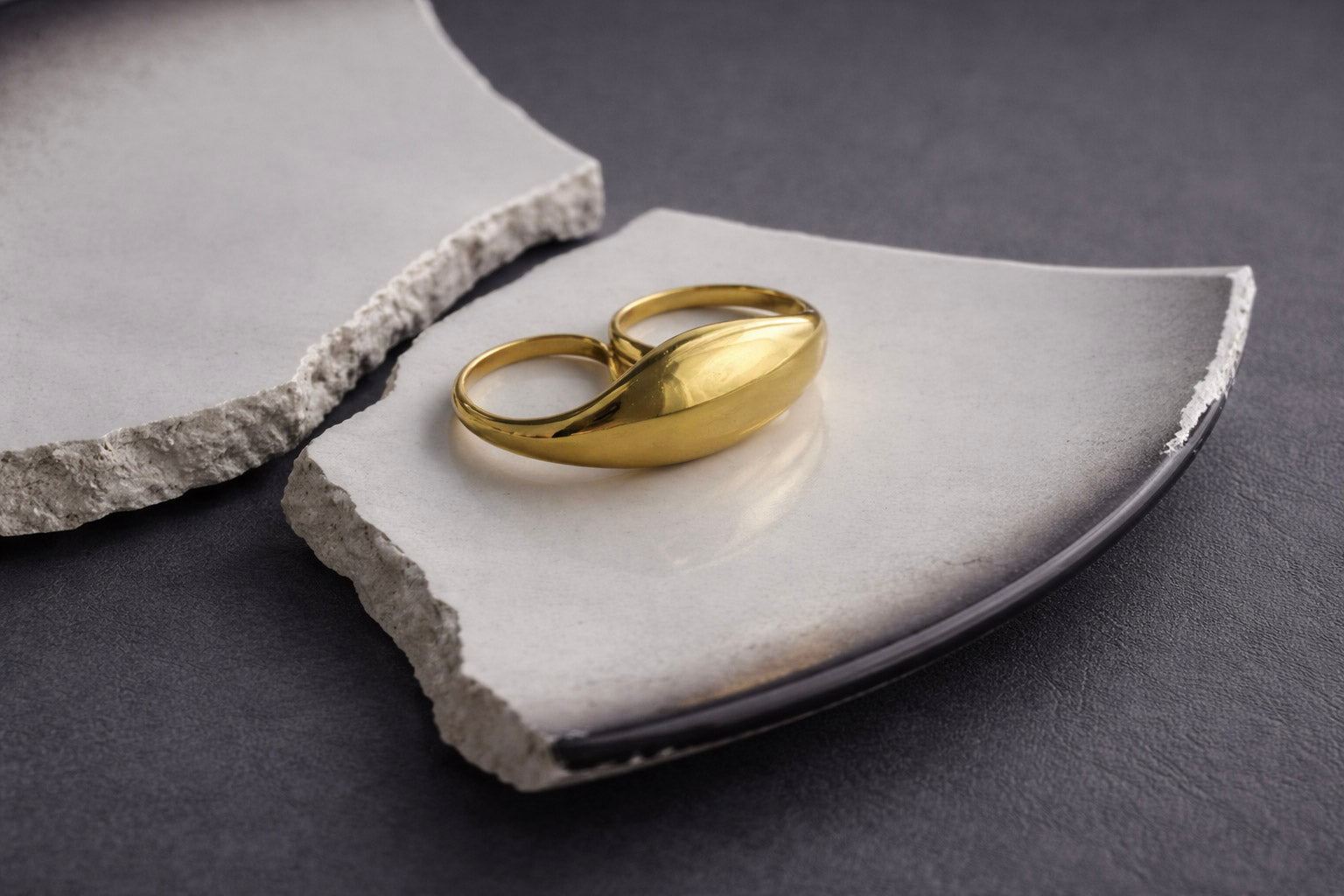 Γυναικείο statement διπλό δαχτυλίδι από ατσάλι σε χρυσό χρώμα με minimal σχεδιασμό