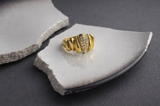 Γυναικείο statement χρυσό δαχτυλίδι από ατσάλι με zircon λεπτομέρειες και minimal glam αισθητική