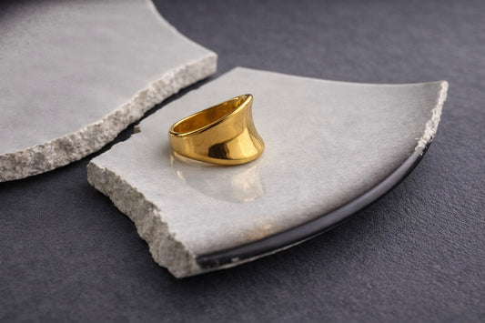 Γυναικείο φαρδύ δαχτυλίδι band από ατσάλι σε χρυσό με καμπύλη γραμμή