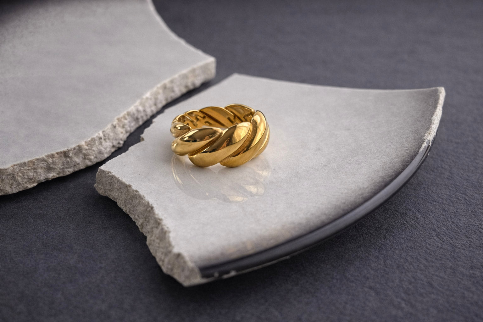 Γυναικείο δαχτυλίδι band από ατσάλι σε χρυσό με συνδεδεμένες καμπύλες φόρμες