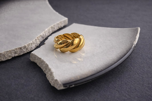 Γυναικείο δαχτυλίδι band από ατσάλι σε χρυσό με συνδεδεμένες καμπύλες φόρμες