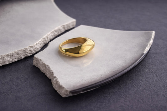 Γυναικείο μεσαίο δαχτυλίδι band από ατσάλι σε χρυσό με οργανική ασύμμετρη καμπύλη