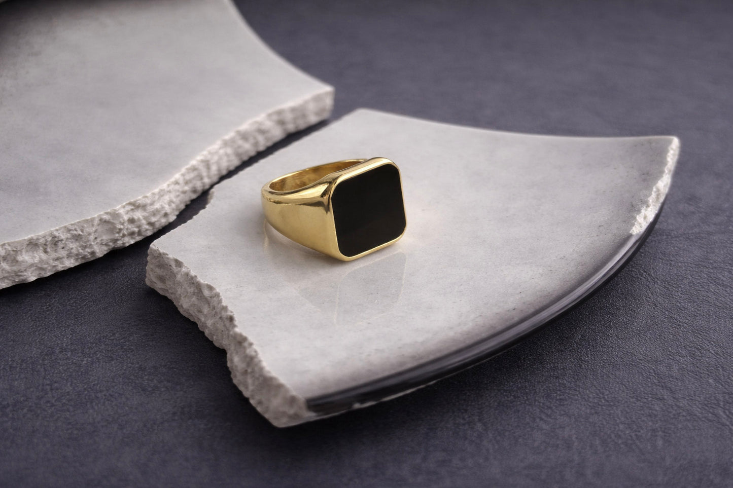 Γυναικείο signet δαχτυλίδι από ατσάλι σε χρυσό με τετράγωνο μαύρο σμάλτο