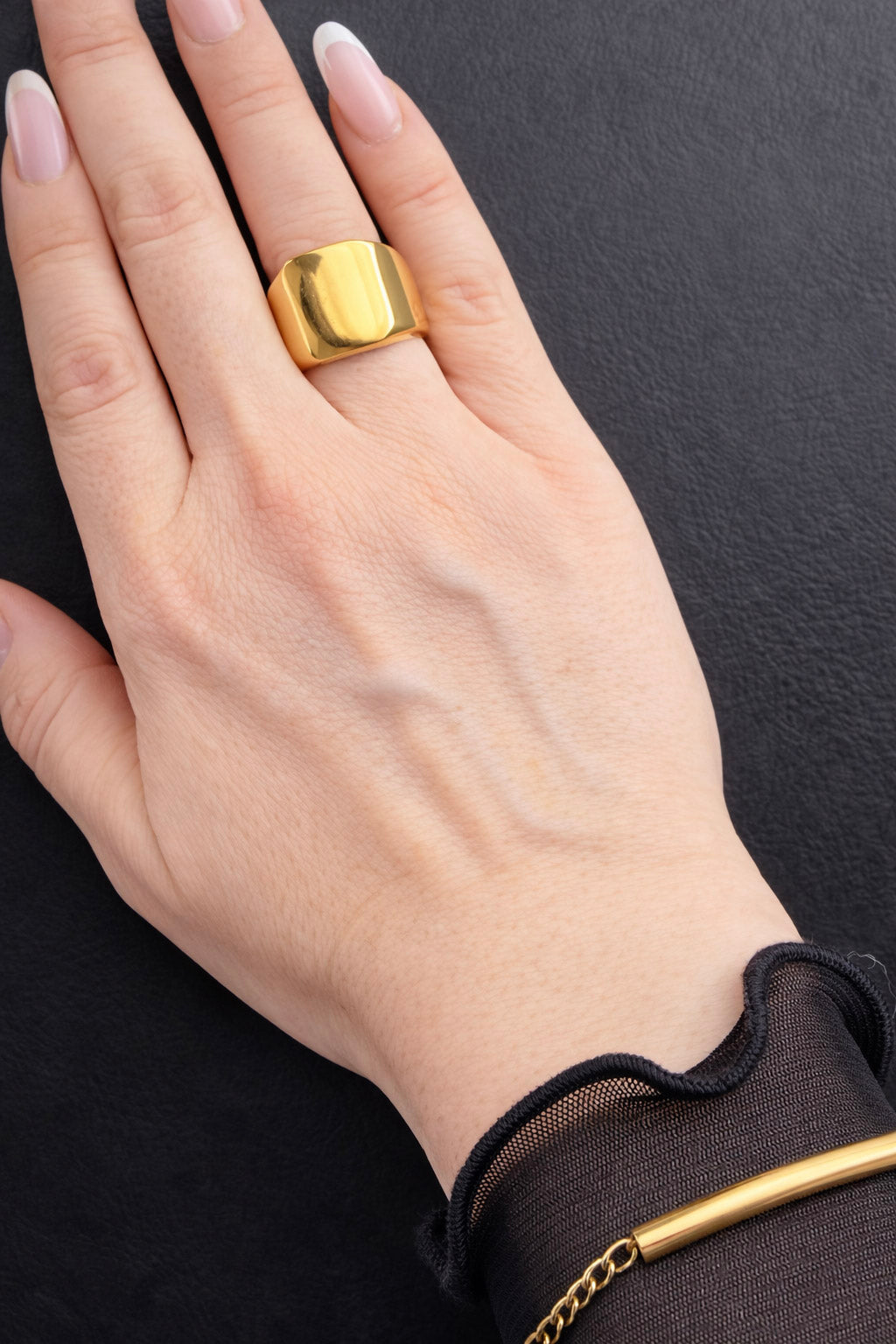 Γυναικείο signet δαχτυλίδι από ατσάλι σε χρυσό με τετράγωνη λεία επιφάνεια on hand 