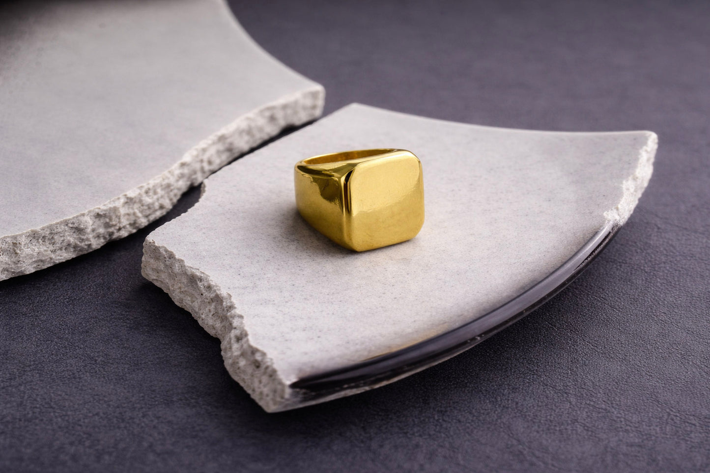 Γυναικείο signet δαχτυλίδι από ατσάλι σε χρυσό με τετράγωνη λεία επιφάνεια