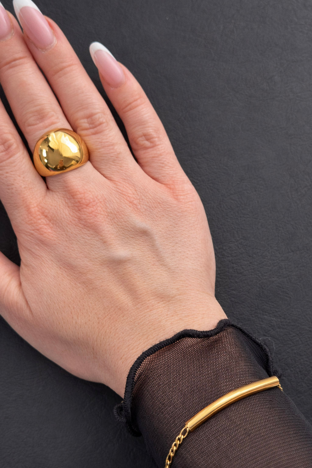 Γυναικείο καμπύλο κυκλικό signet δαχτυλίδι από ατσάλι σε χρυσό με λεία επιφάνεια φορεμένο