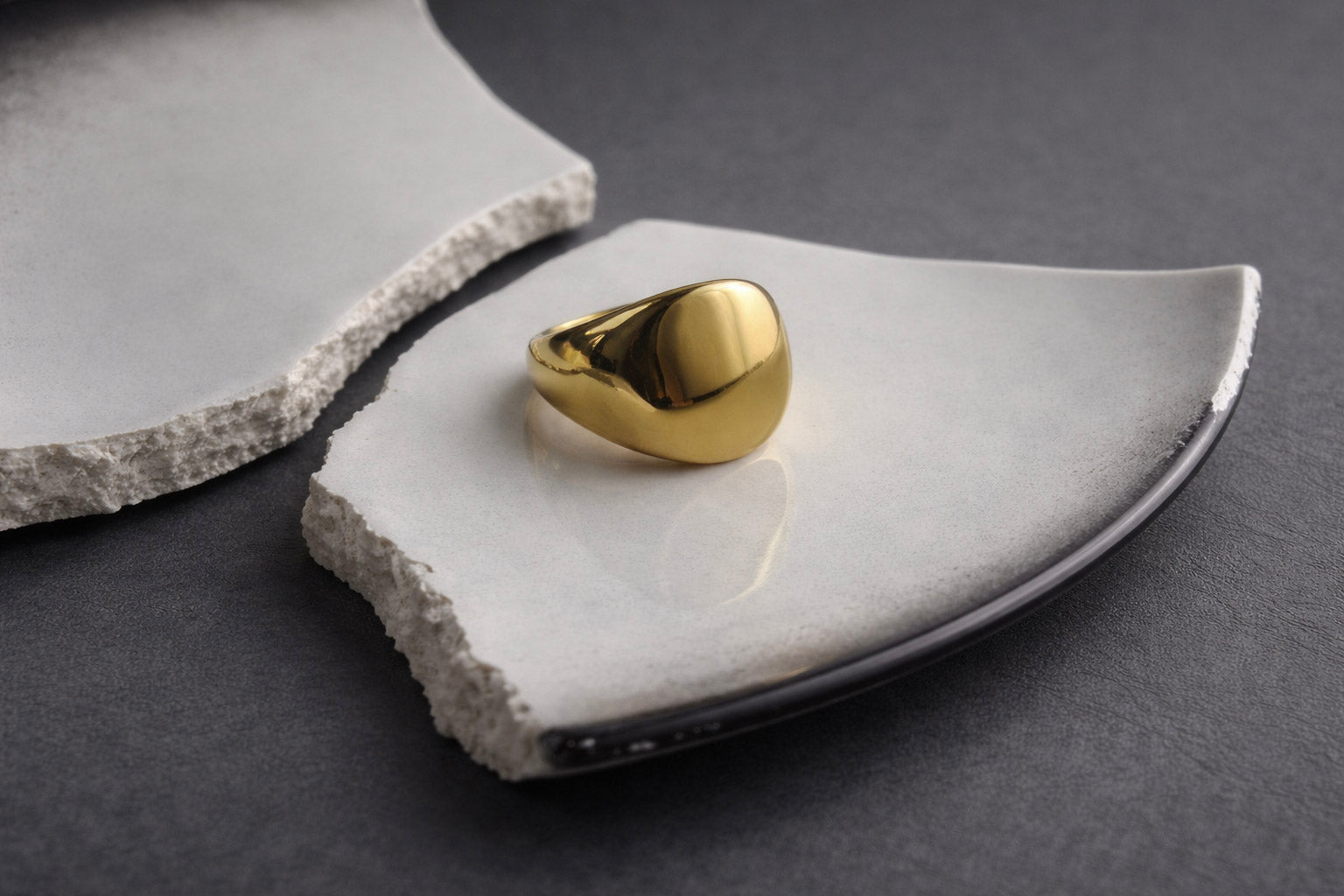 Γυναικείο καμπύλο κυκλικό signet δαχτυλίδι από ατσάλι σε χρυσό με λεία επιφάνεια
