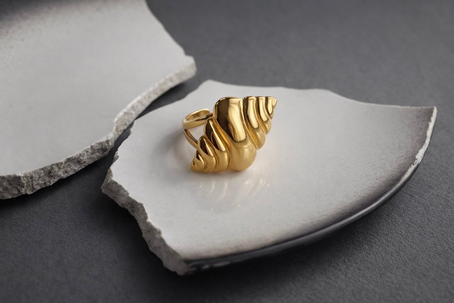 Γυναικείο ανοιγόμενο statement δαχτυλίδι από ατσάλι σε χρυσό με στρωτές καμπύλες