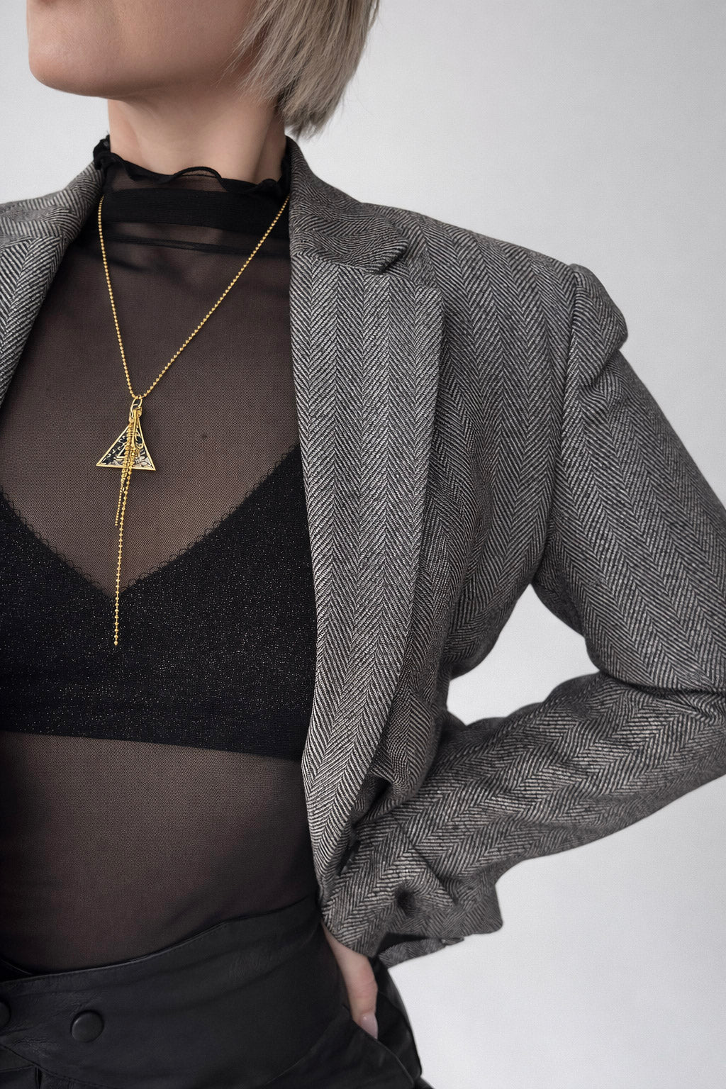 Γυναικείο κολιέ από ατσάλι σε χρυσό με γεωμετρικό τρίγωνο και αλυσίδες  styling