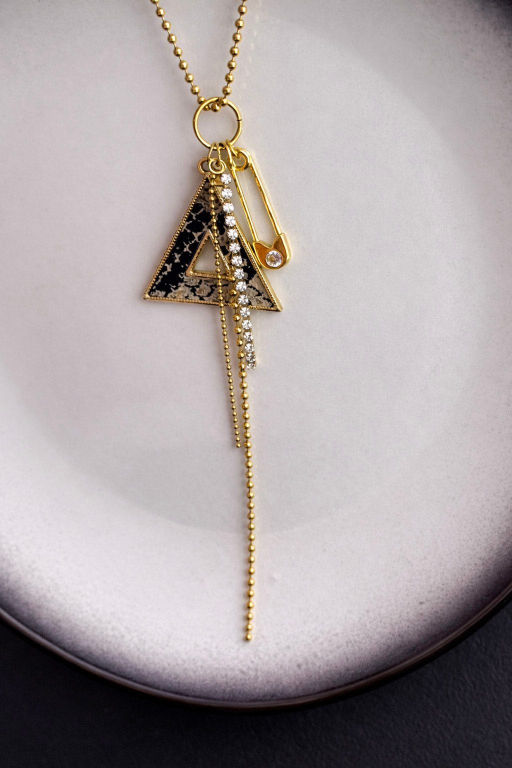 Γυναικείο κολιέ από ατσάλι σε χρυσό με γεωμετρικό τρίγωνο και αλυσίδες 