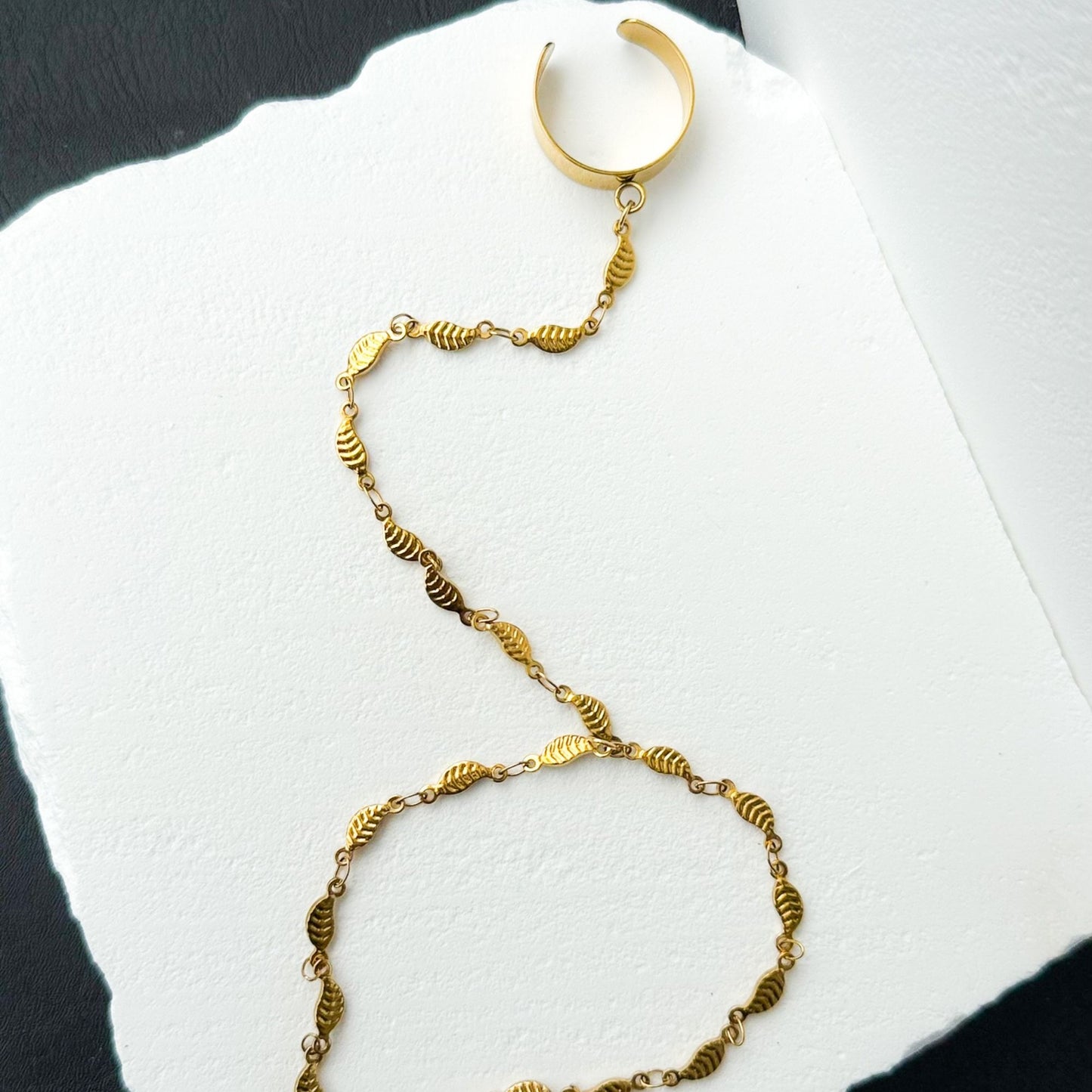 Γυναικείο ατσάλινο hand chain σε χρυσό με κοχυλένια στοιχεία