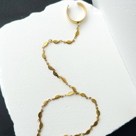 Γυναικείο ατσάλινο hand chain σε χρυσό με κοχυλένια στοιχεία