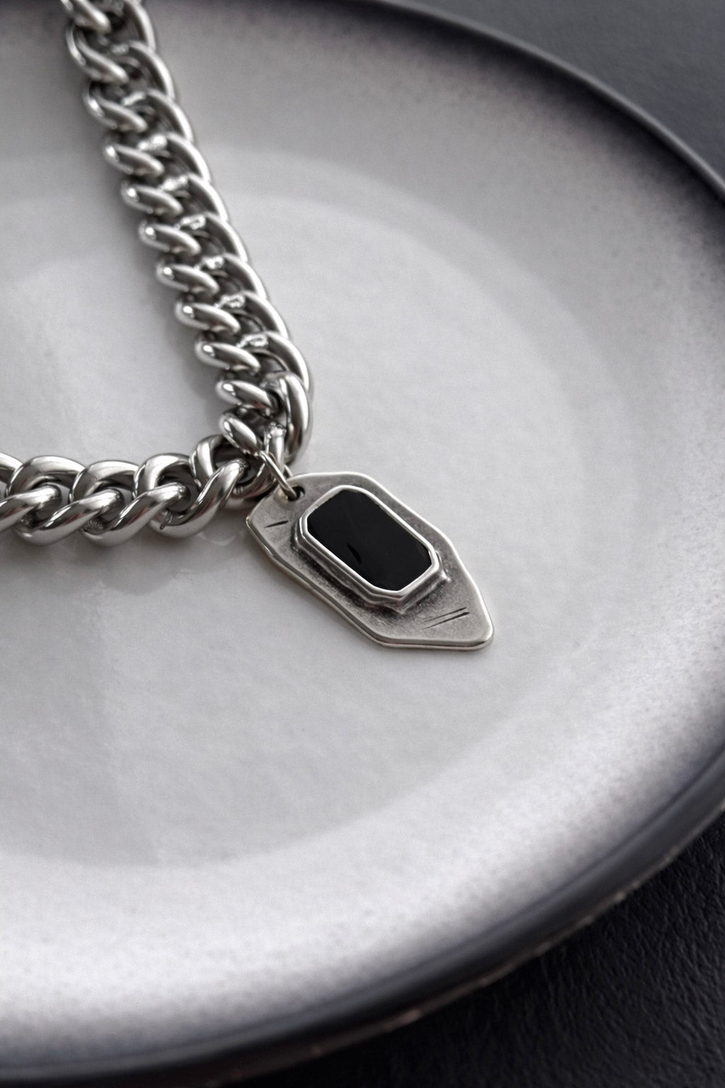 Γυναικείο κολιέ αλυσίδα από ατσάλι σε ασημί τόνο με μαύρη πέτρα close up