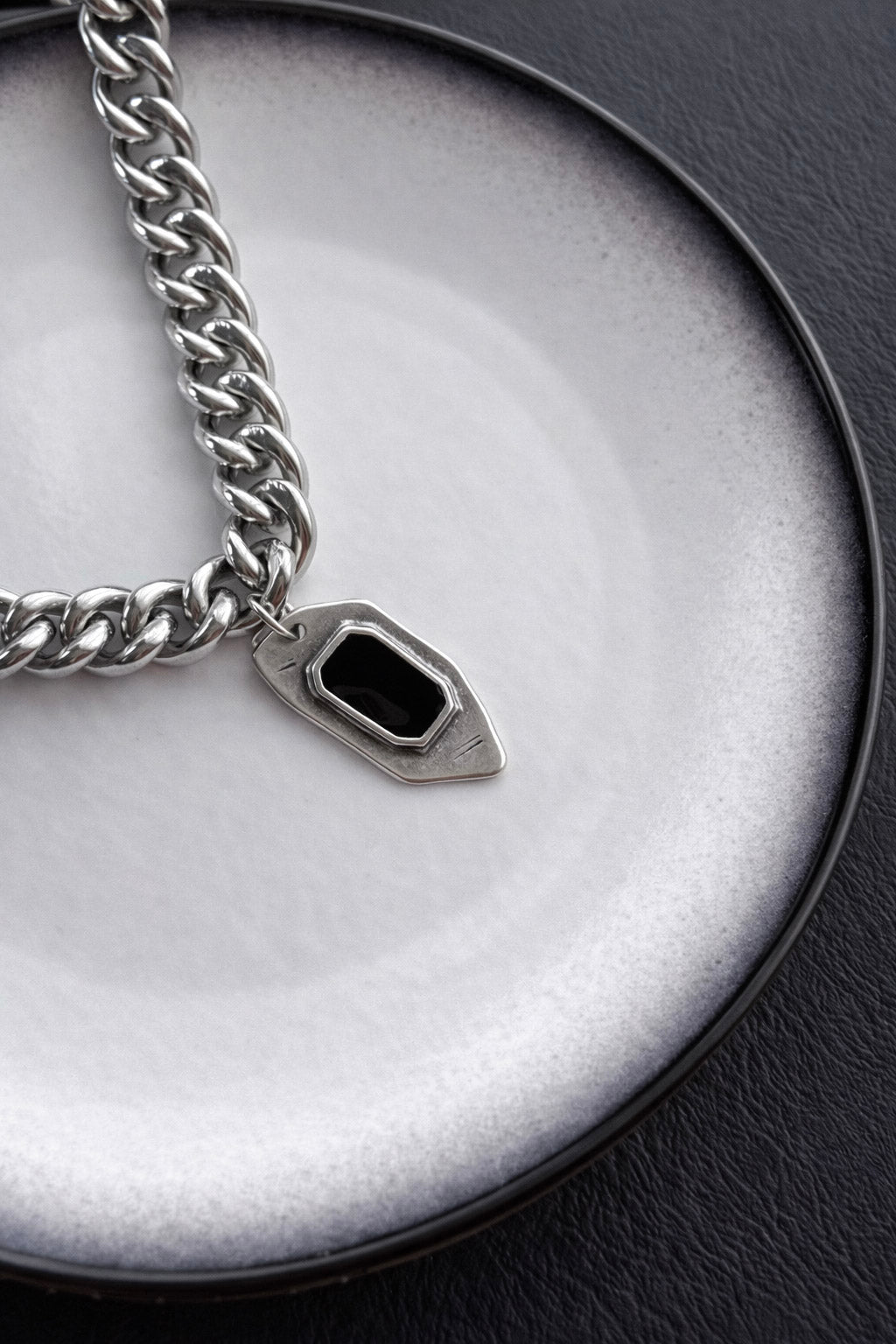 Γυναικείο κολιέ αλυσίδα από ατσάλι σε ασημί τόνο με μαύρη πέτρα 