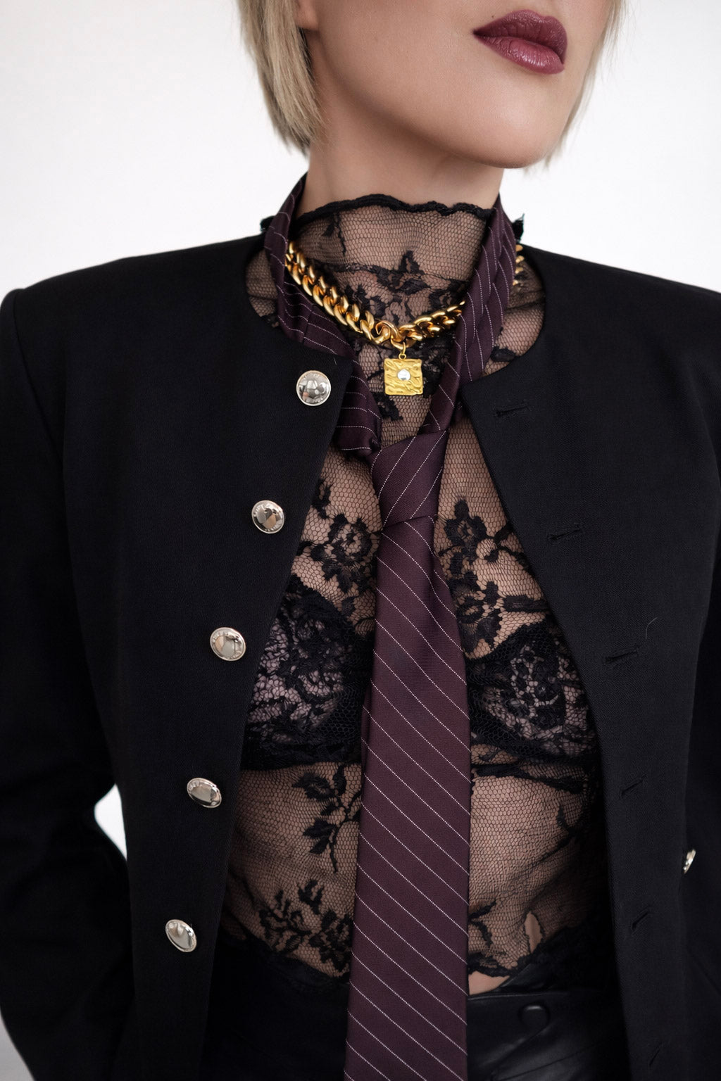 Γυναικείο κολιέ με χοντρή αλυσίδα από ατσάλι σε χρυσό με γεωμετρικό στοιχείο και ζιργκόν styling