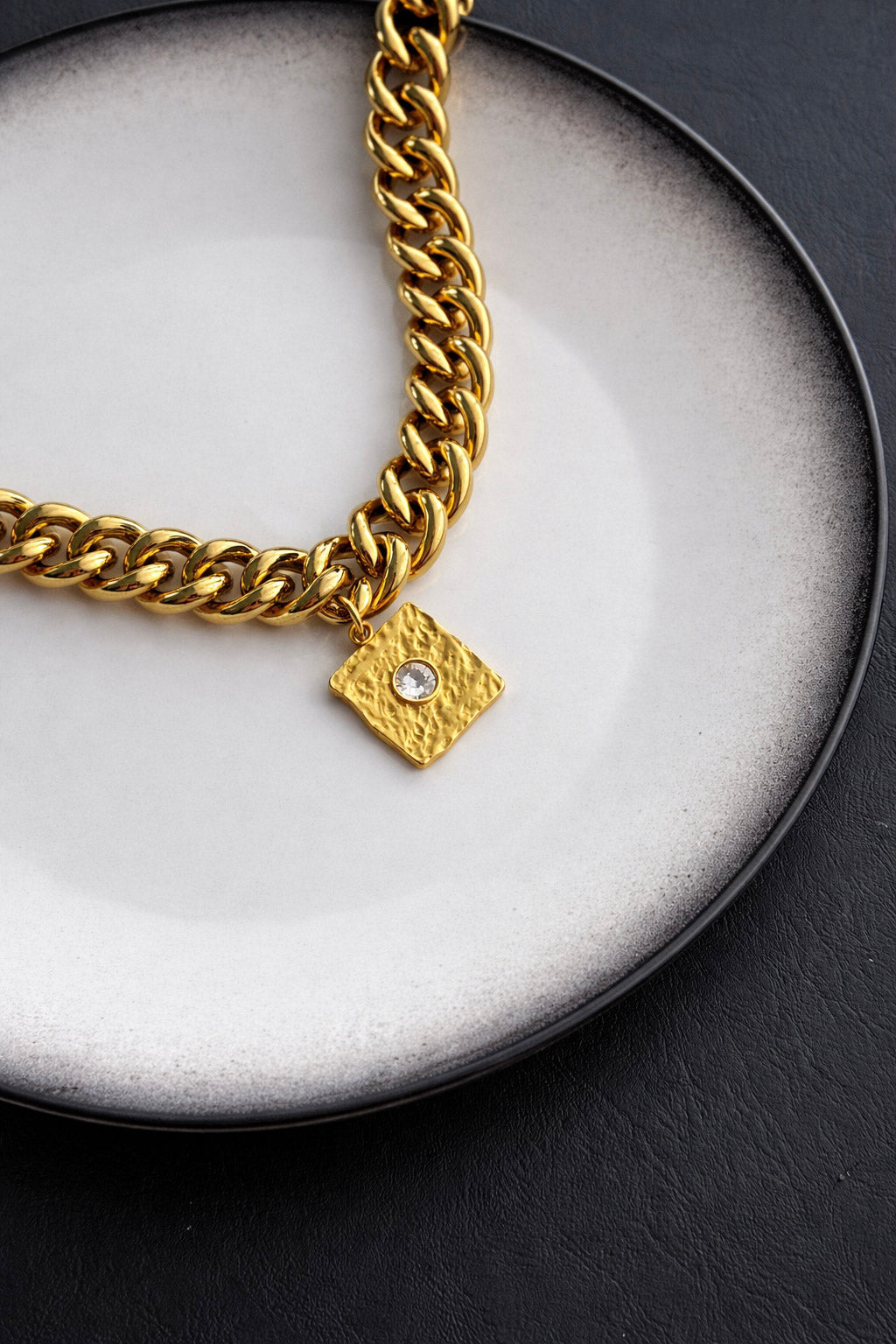 Γυναικείο κολιέ με χοντρή αλυσίδα από ατσάλι σε χρυσό με γεωμετρικό στοιχείο και ζιργκόν