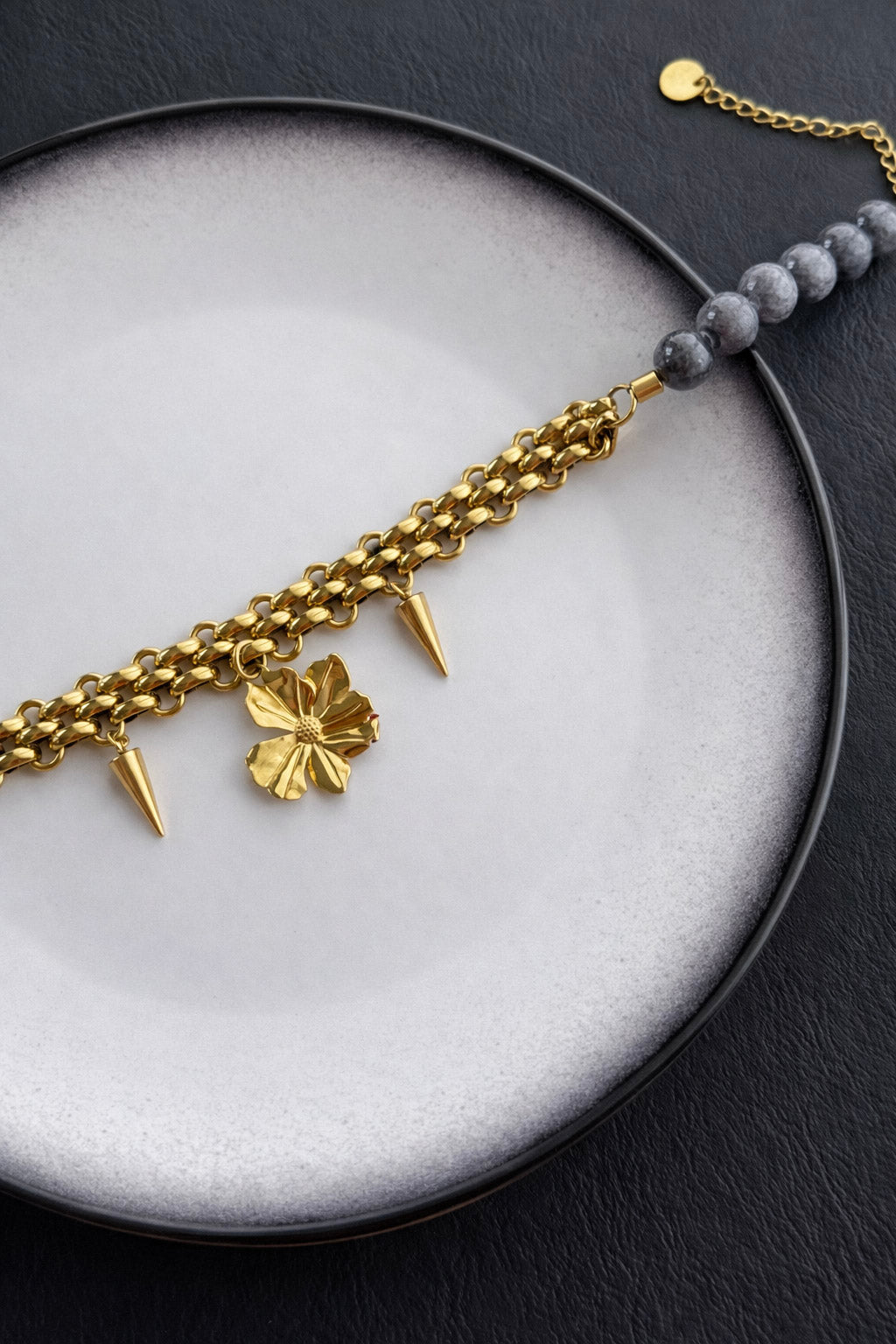 Γυναικείο κολιέ από ατσάλι σε χρυσό με χοντρή αλυσίδα και γκρι πέτρες