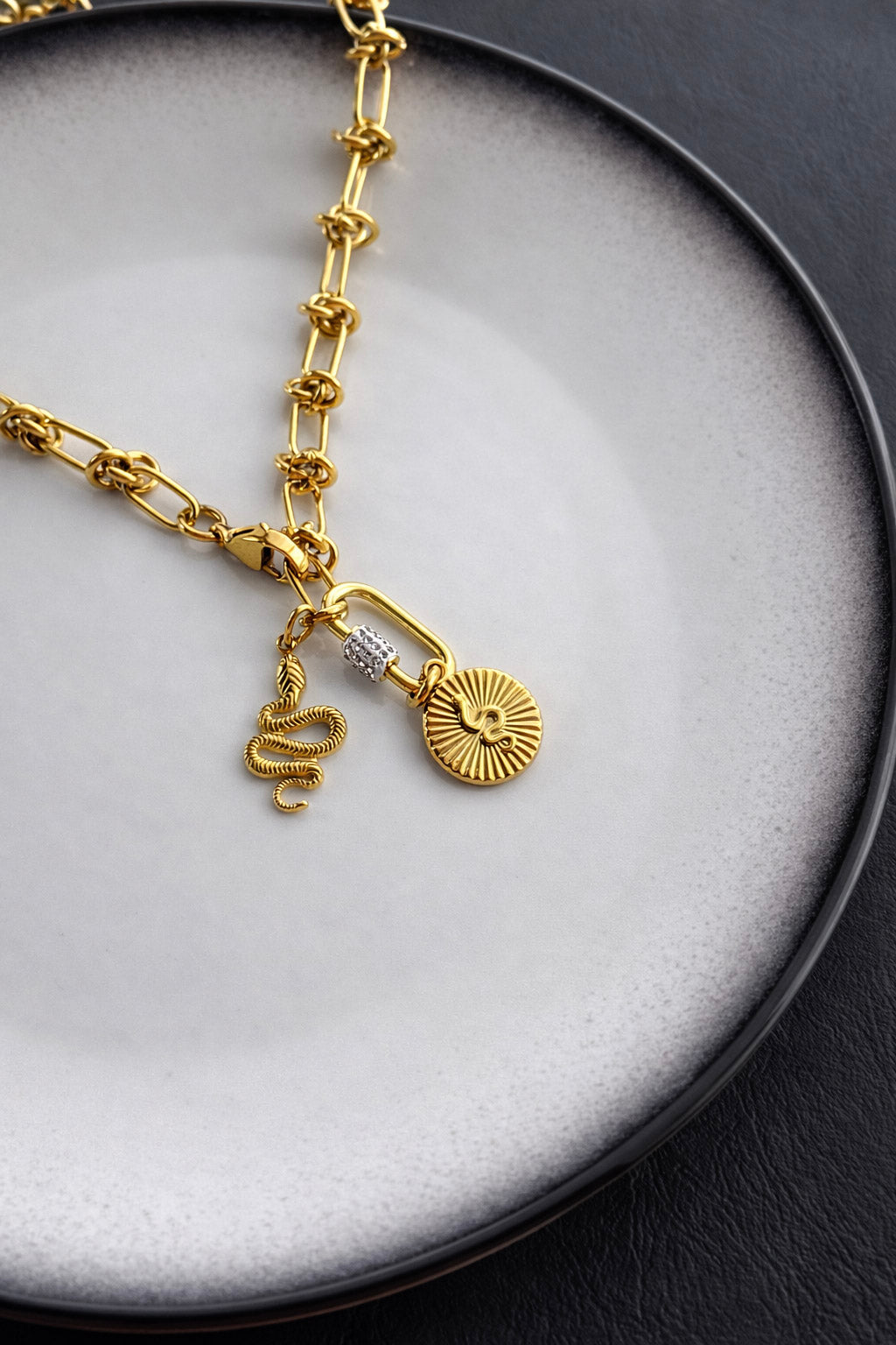 Γυναικείο κολιέ από ατσάλι σε χρυσό τόνο με αλυσίδα και στοιχεία φιδιού