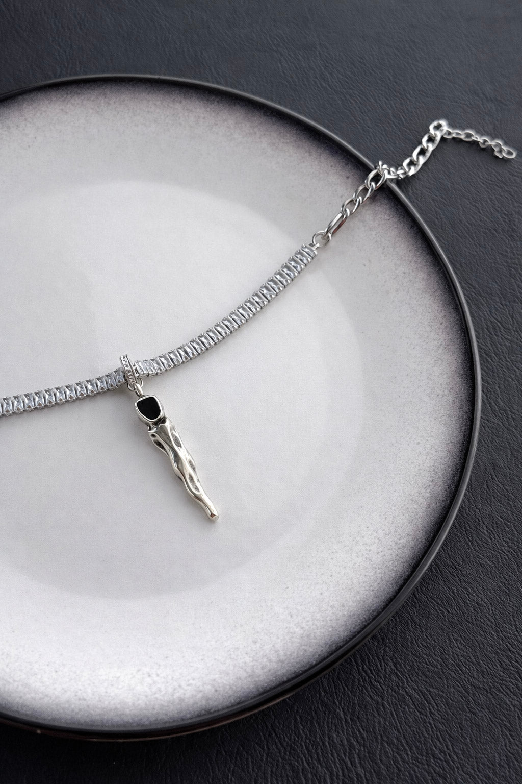 Γυναικείο κολιέ αλυσίδα με ζιργκόν από ατσάλι σε ασημί με κομψό κρεμαστό στοιχείο