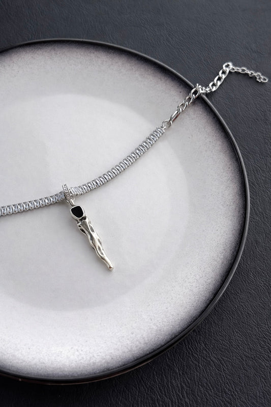Γυναικείο κολιέ αλυσίδα με ζιργκόν από ατσάλι σε ασημί με κομψό κρεμαστό στοιχείο