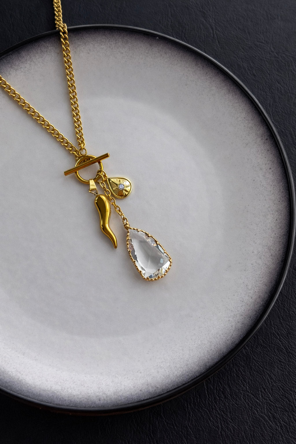 Γυναικείο κολιέ από ατσάλι σε χρυσό με αλυσίδα και ζιργκόν στοιχεία